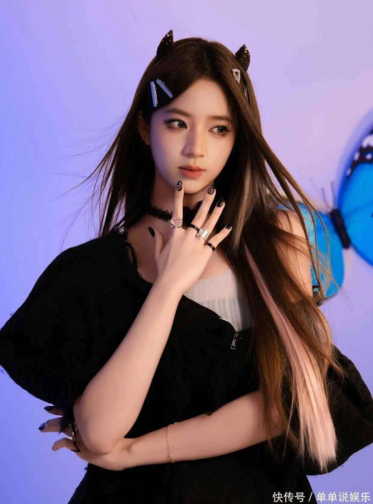 欧阳娣娣蕾丝颈圈配黑丝出圈辣妹反差感拉满美到挪不开眼