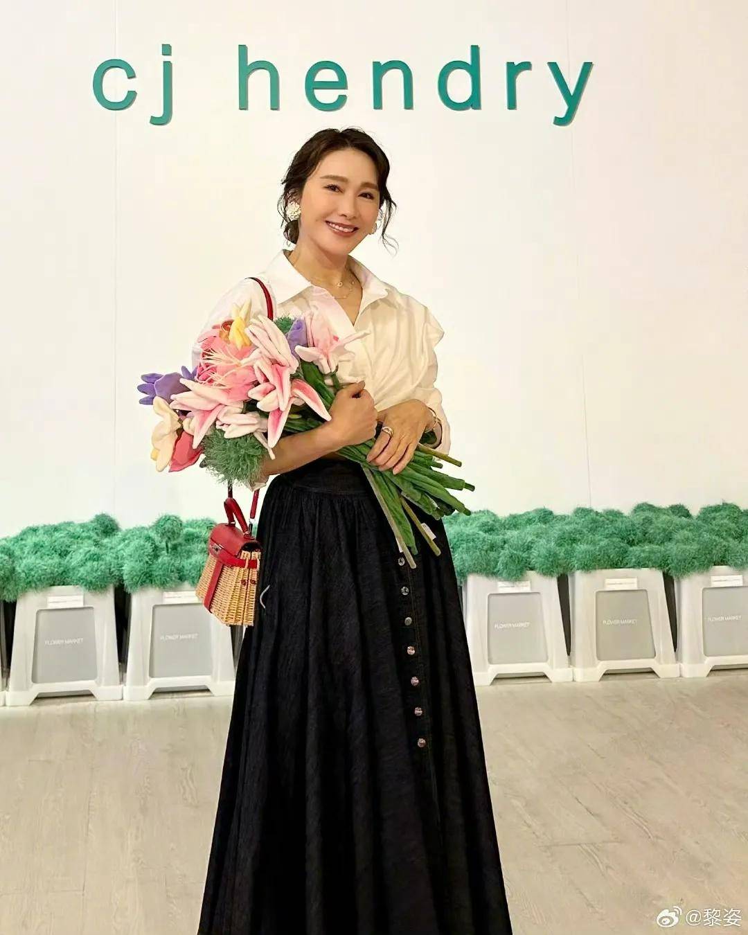 黎姿打卡花海艺术展支持名媛闺蜜徐子淇两人同框颜值超养眼