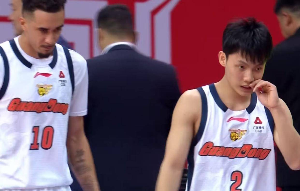 沪粤三番战前！杜锋拒绝跟队，参加活动太离谱，广东队由助教暂代