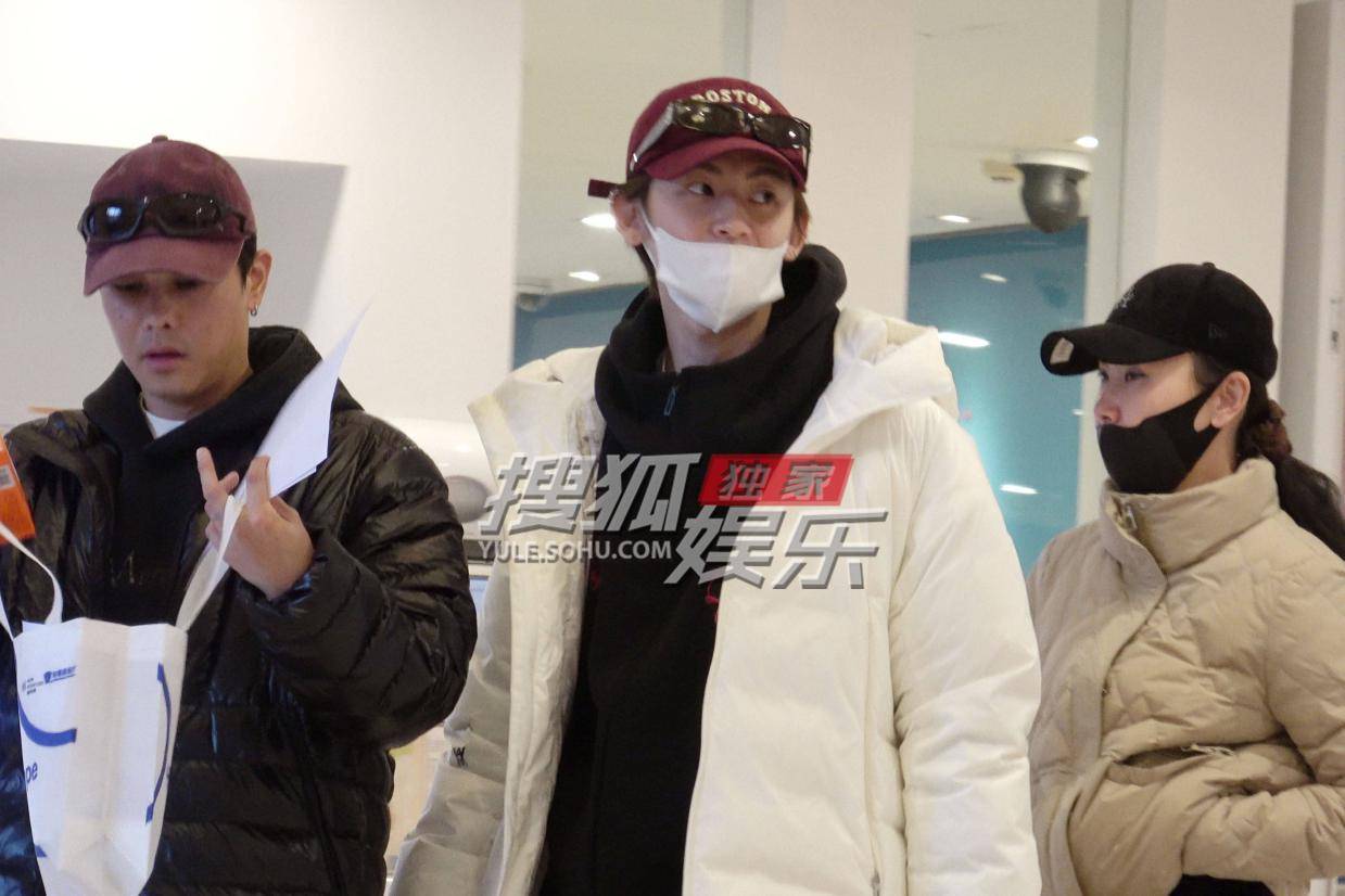 王琳凯医院轻松就诊 母爱相伴尽显温馨画面