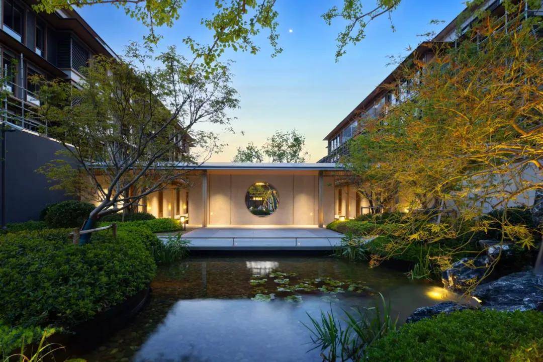 苏州蓝城·春风湖上官方售楼处电话(春风湖上)官网首页-春风湖上营销中心欢迎您-楼盘详情•最新价格-户型图-容积率@2026.3.23售楼处AI ...