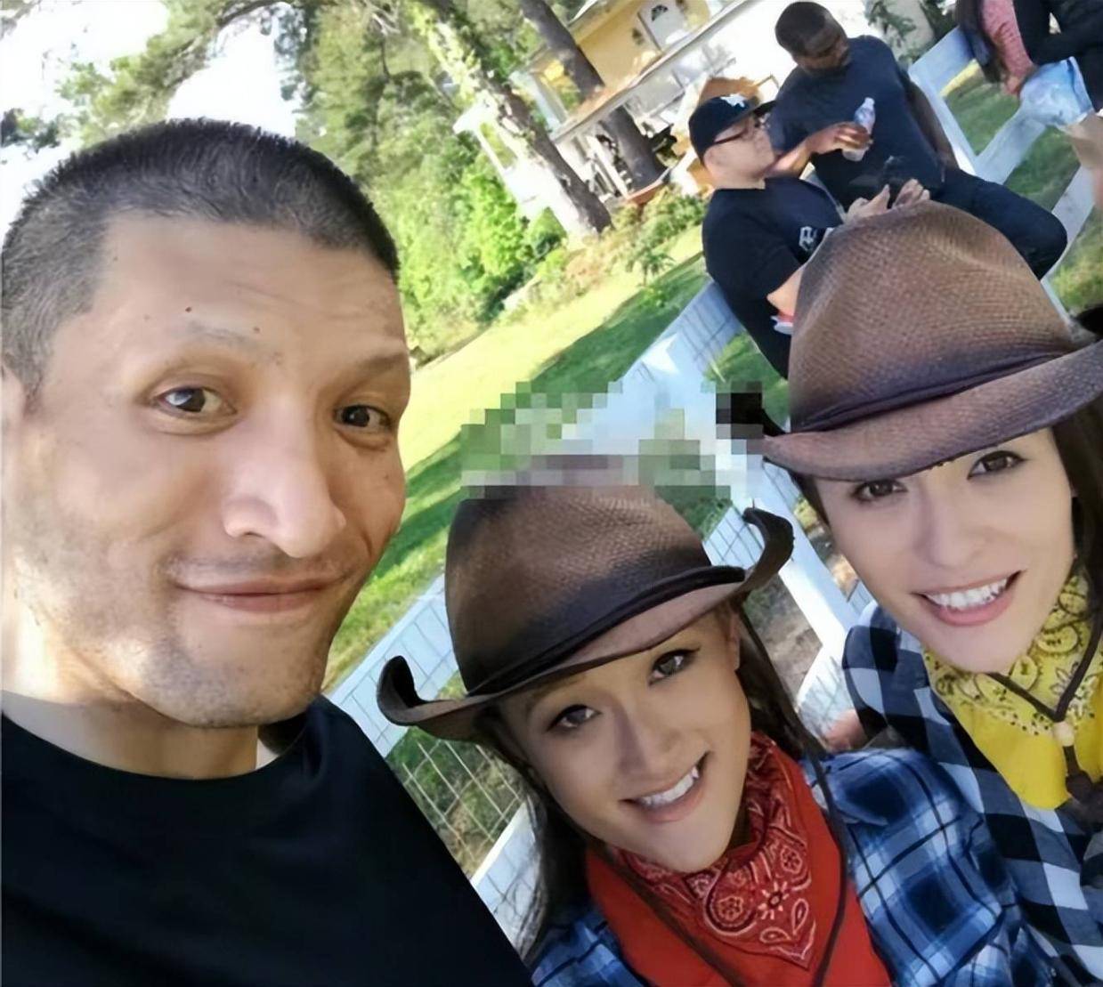 巴特尔一家近照，官至高位但暴瘦，儿子2米不打球，家庭美满