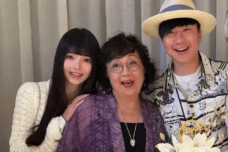 林俊杰45岁生日晒照庆生，网红女友七七缺席引关注