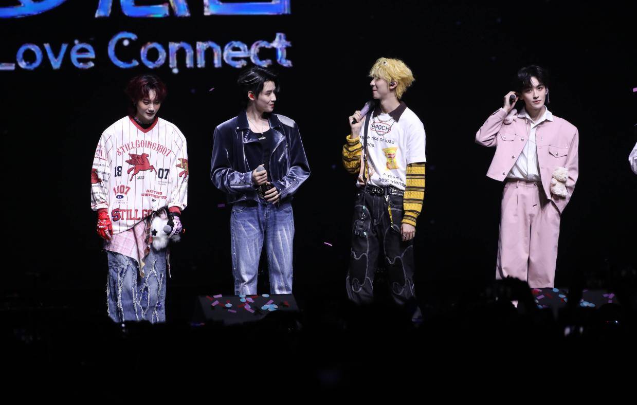 何洛洛刘也任豪赵让北京合体 音乐节现场粉丝高呼“R1SE”嗨翻天