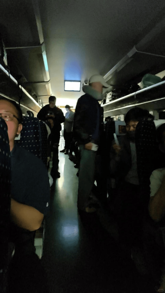 列车被困隧道3小时乘客晕厥，不能老把人逼到要砸窗