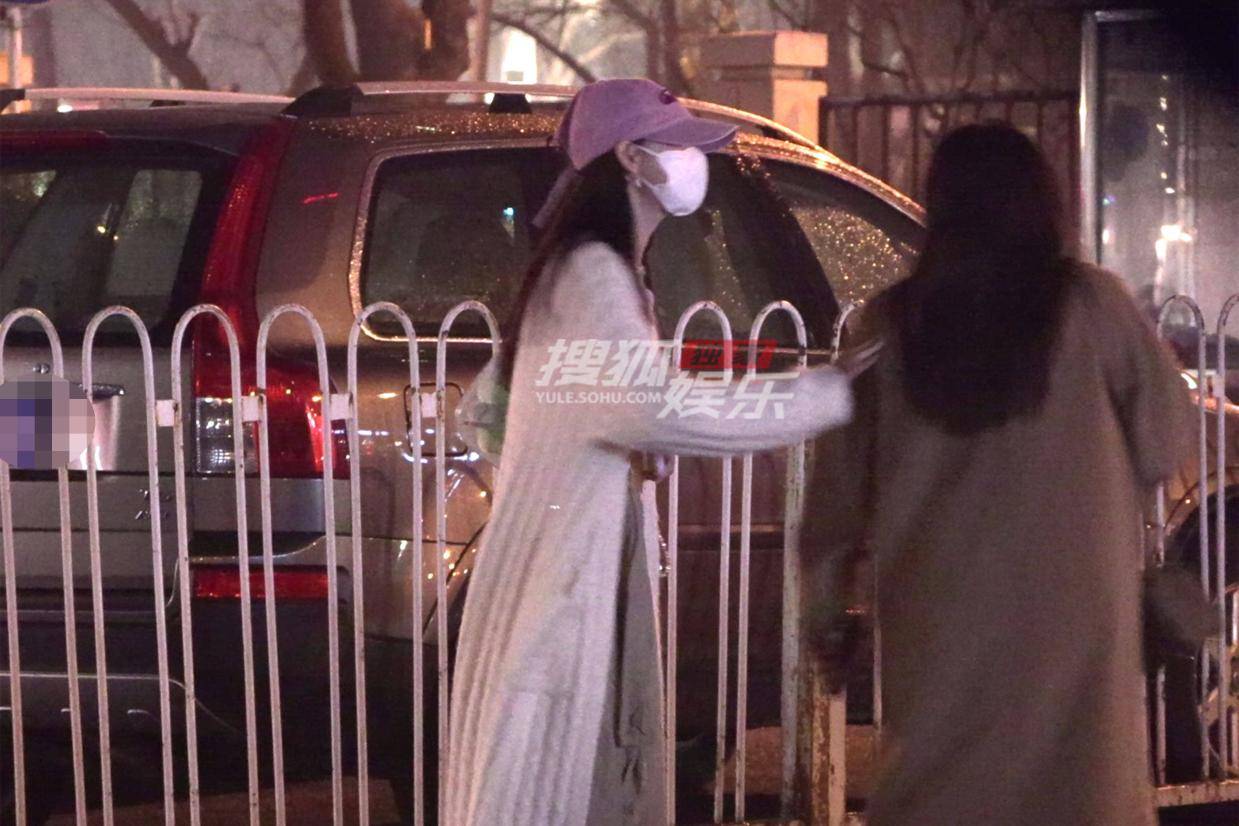 陈瑶与闺蜜聚会温馨道别 热情拥抱频频回头尽显可爱本色