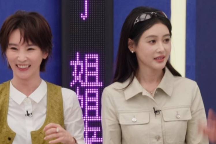 张天爱助阵谢楠《乘风2026》直播，外貌变化引整容猜测