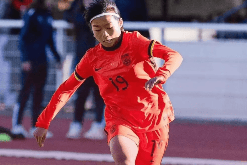 足坛一夜动态：中国女足击败法国，热刺官宣新帅，恩佐争议言论