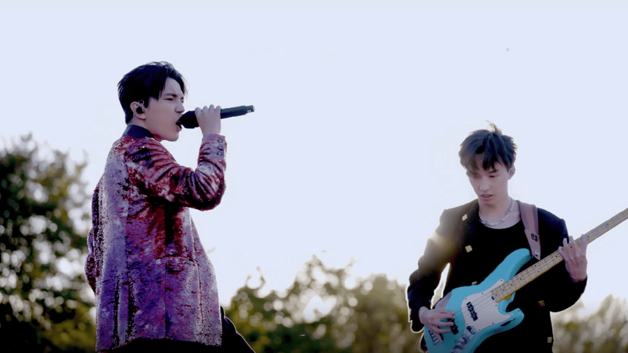 雨中坚守三小时！迪玛希领衔《声起地平线》歌手寒风中献艺