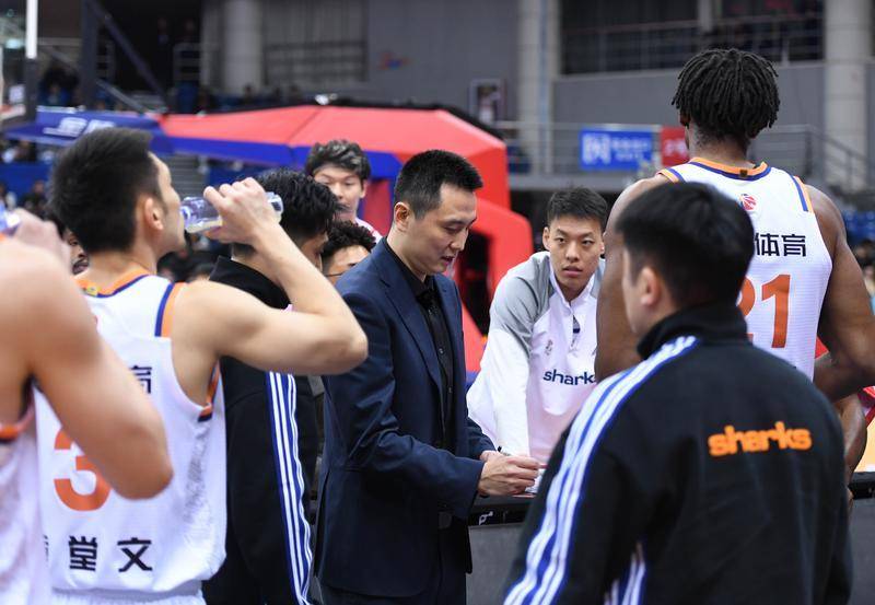 将帅冲突！洛夫顿DNP 卢伟：我很包容 但也要守住底线