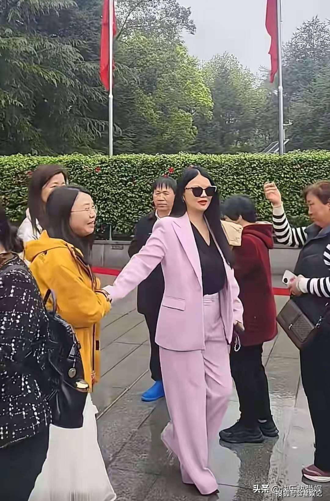李湘瘦到认不出携女现身韶山全程零交流王诗龄脱胎换骨判若两人