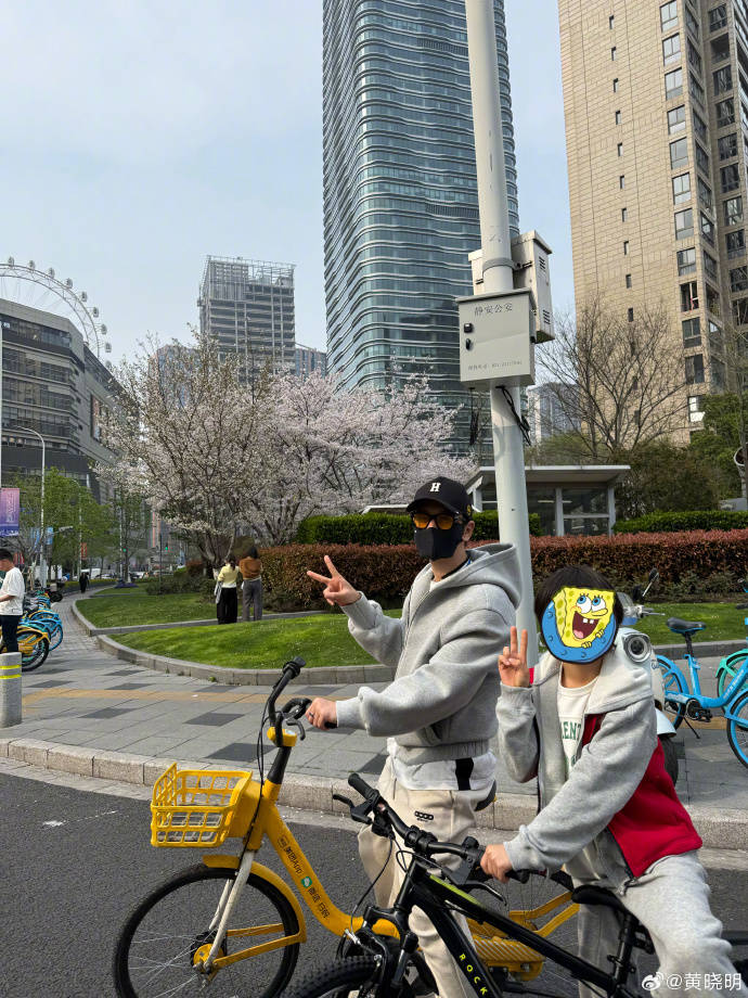 黄晓明晒和9岁儿子春日骑行照，网友提醒：未满12周岁不得骑自行车上路 插图3