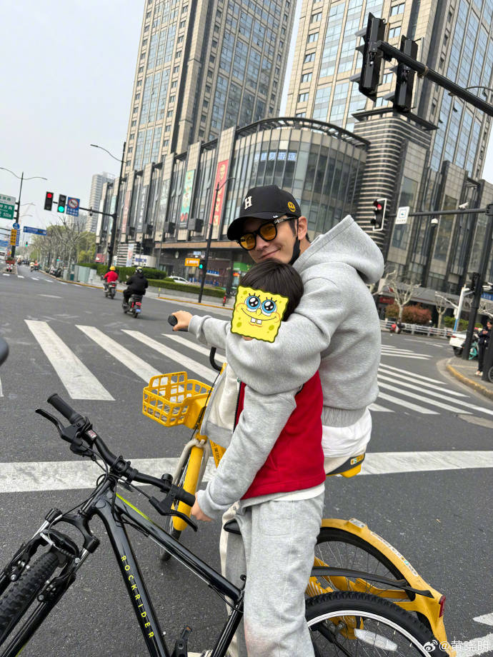 黄晓明晒和9岁儿子春日骑行照，网友提醒：未满12周岁不得骑自行车上路 插图4
