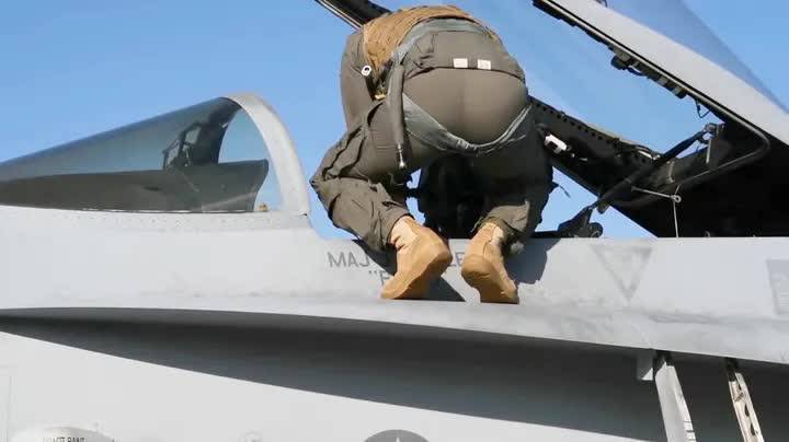 3362. 美国海军陆战队大黄蜂飞行员整装待飞