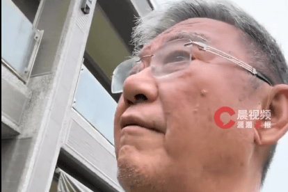 李立群山村隐居遭遇猴子拆家 无奈放冲天炮驱猴