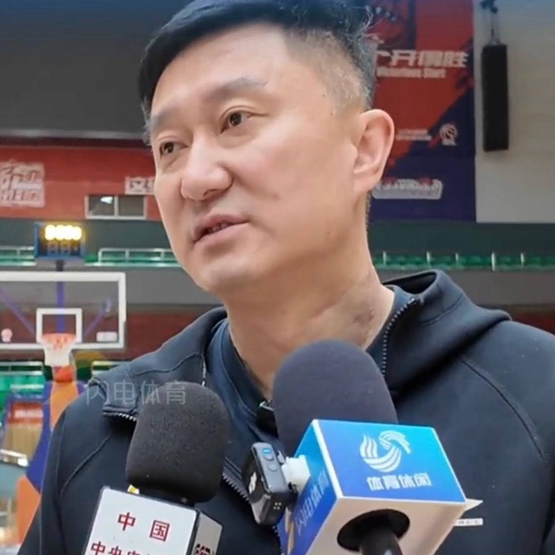 备战山东！杜锋直言伤病困扰，萨姆纳与萨林杰缺席成隐忧