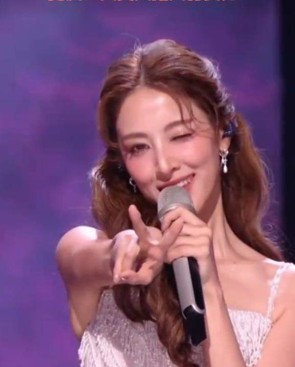 原创 陈凯琳现身《浪姐》！三孩妈零瑕疵唱跳甜飒刷屏封面图