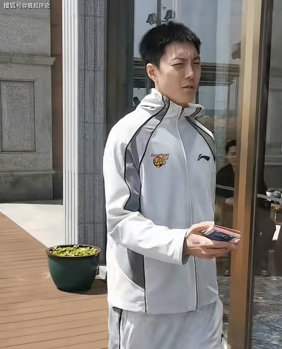 简单粗暴宠粉操作！胡明轩给客场粉丝送球票 今夜战青岛能否走出低迷