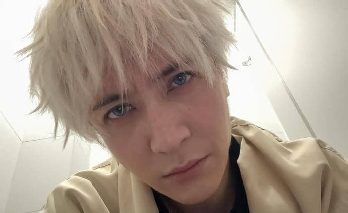 薛之谦自曝演出前头发染断：满头斑秃水泡，一周未洗头造型遮掩