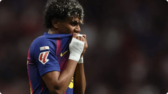 巴萨0-2输球,亚马尔哭了!赛后蹲在地上擦泪,连对手都上前安慰