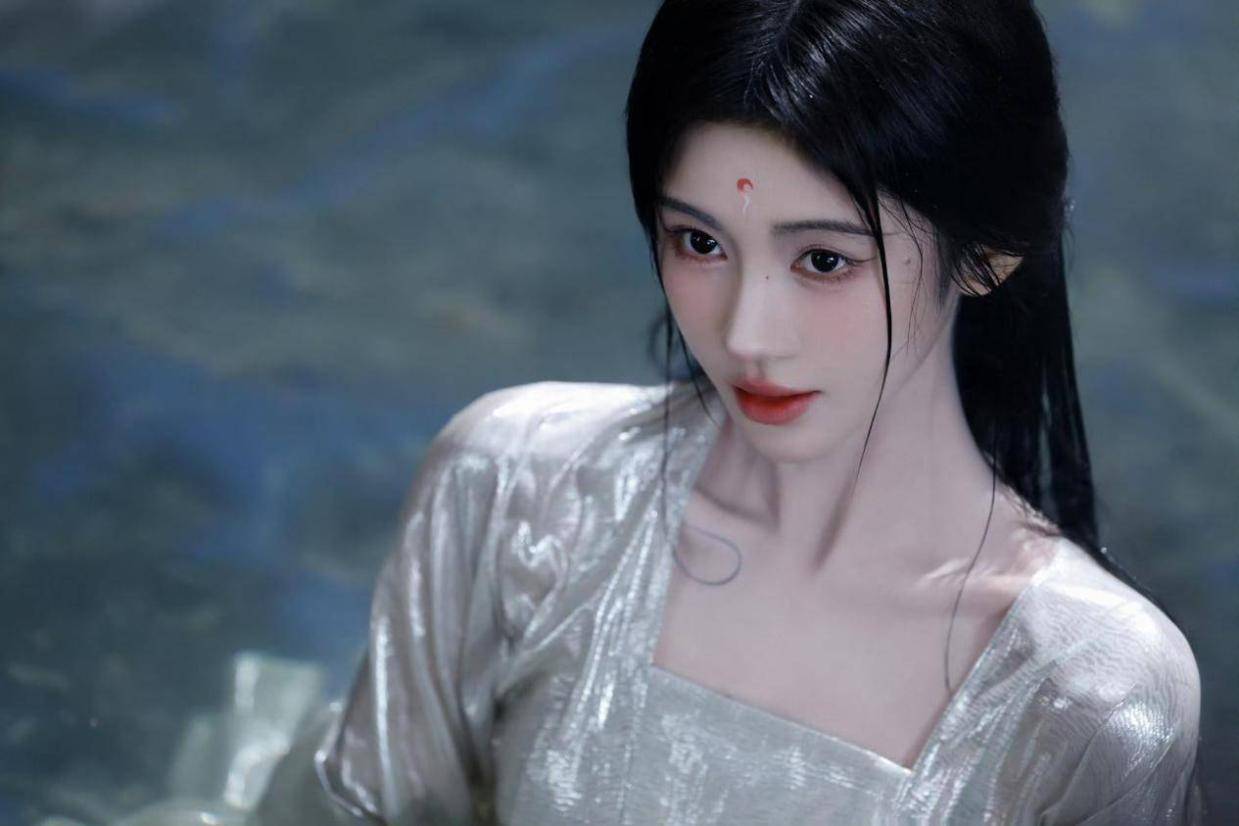 《月鳞绮纪》热度反超《白日提灯》,郭敬明与鞠婧祎合作成效显著