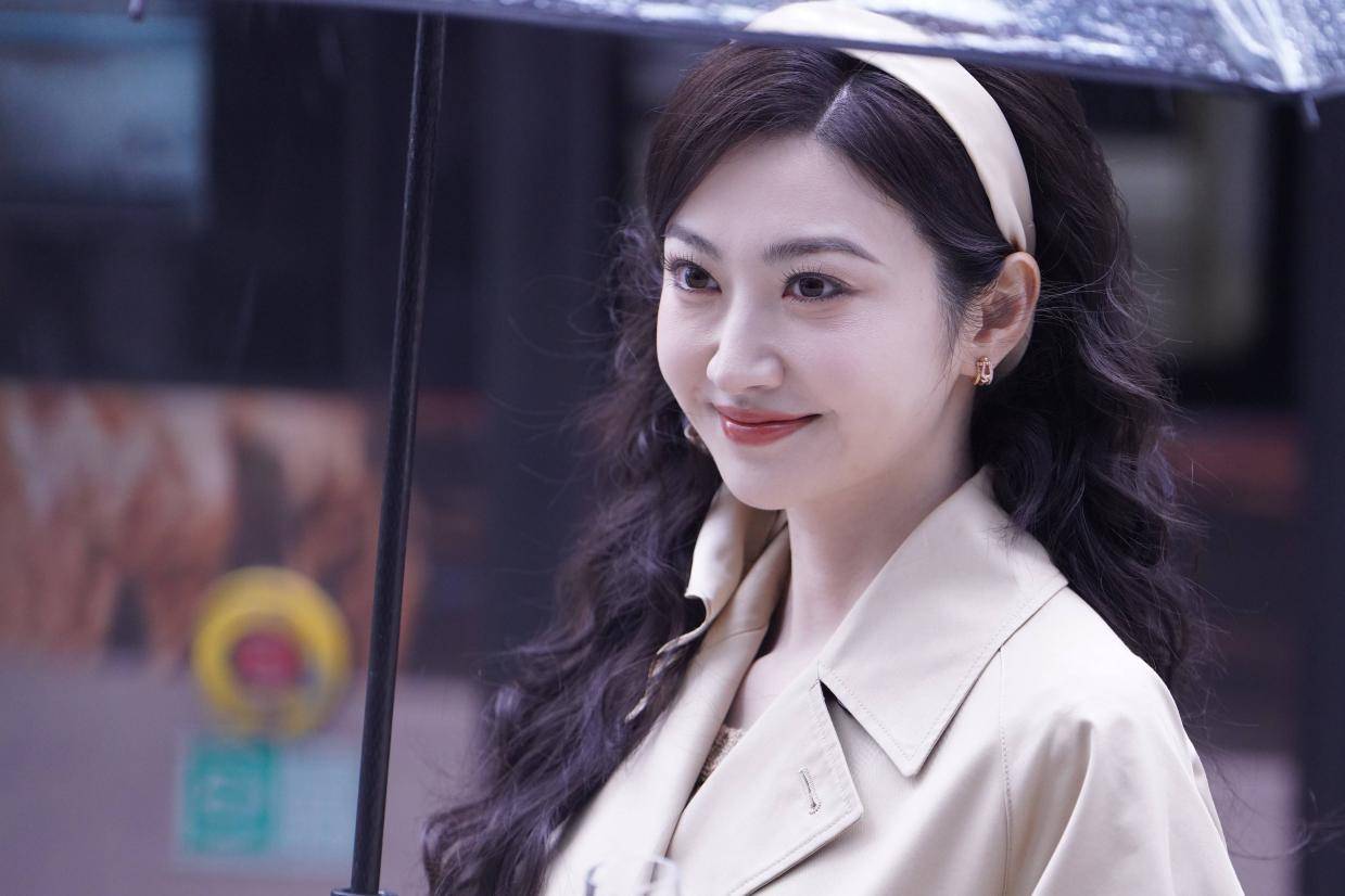 景甜香槟色发带造型惊艳，优雅俏皮成街头焦点