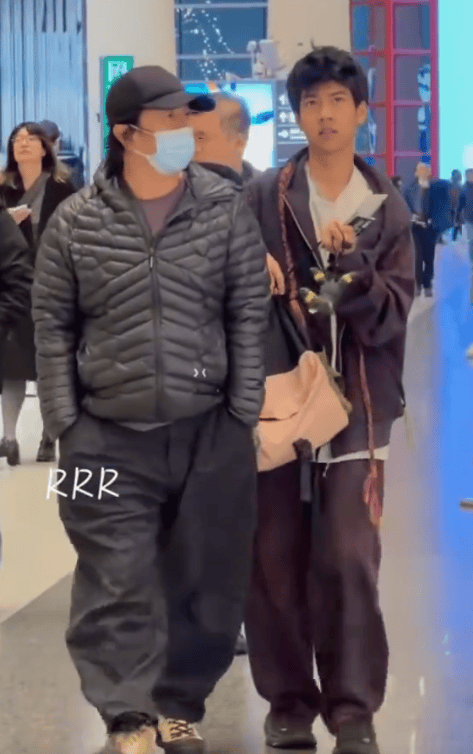 郑钧回应儿子走路内八：将监督儿子纠正姿势挺直腰板