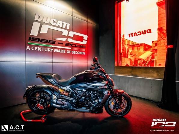 杜卡迪「赤骥百年IGNITION」限时空间登陆外滩三号