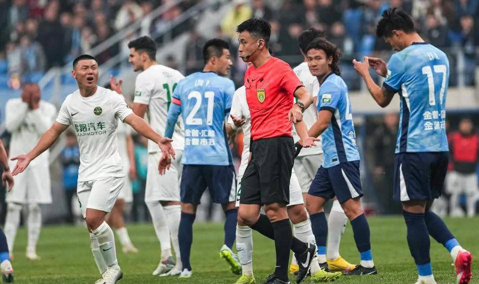 看笑了！大连国脚与浙江外援冲突后捂嘴交流 网友调侃多怕被罚