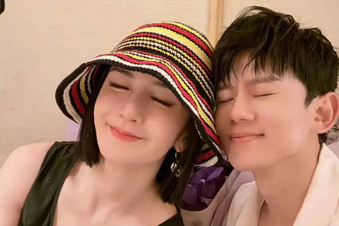 张杰携女儿暖心助阵谢娜演唱会：全家总动员现场打call