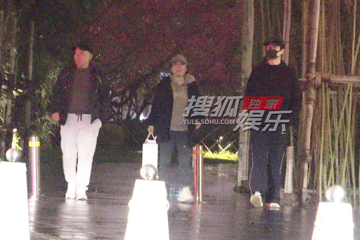 刘昊然与父母饭后悠闲散步 家庭和睦幸福满溢