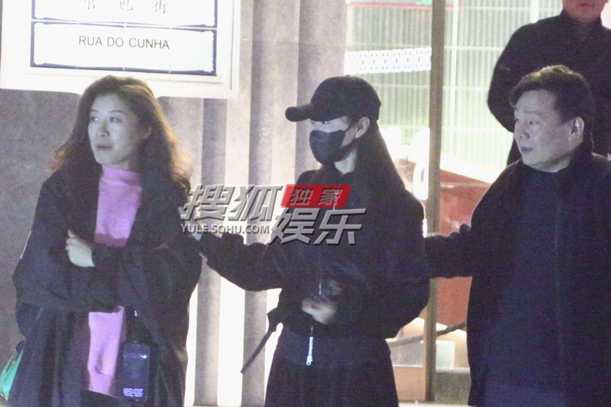 宋轶火锅店与好友欢聚 笑容满面尽显真挚情谊