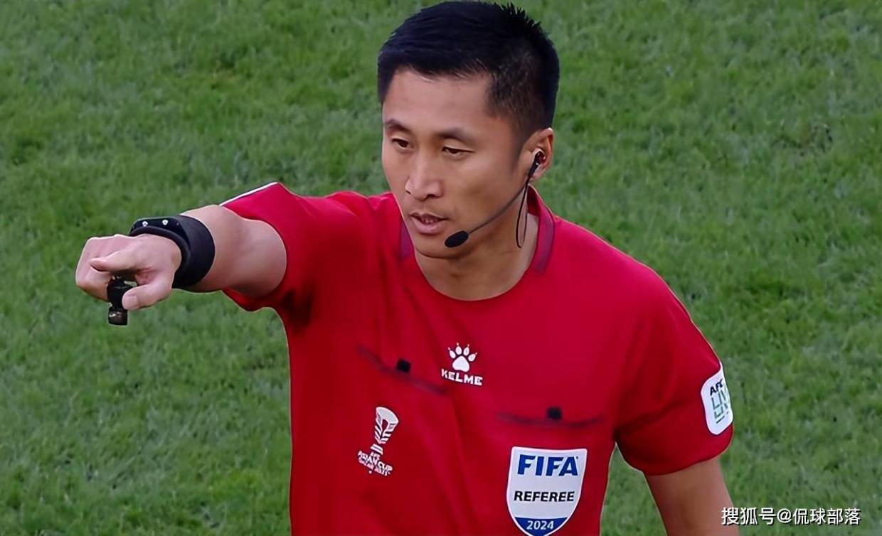 马宁入围美加墨世界杯仅4天，亚冠抢戏：加时争议判点球+掏8黄牌