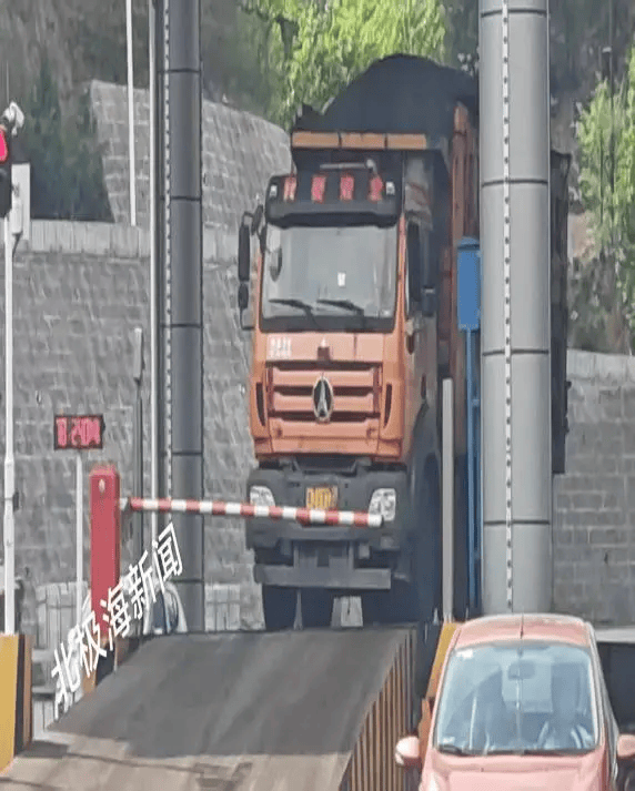 山西柳林县：煤矿运煤车被指超载 78吨超载车