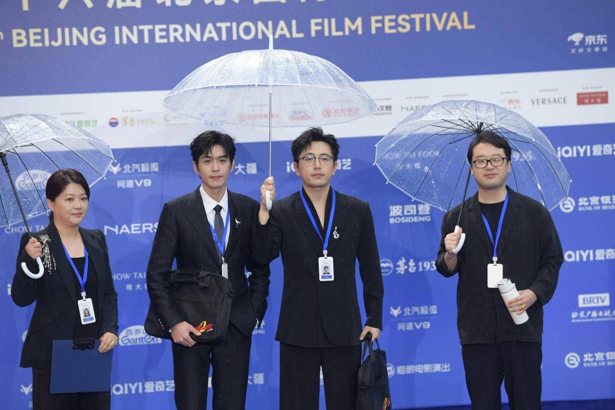 张若昀白客携公文包亮相北影节红毯 宣传《年会不能停2！》职场背景大变