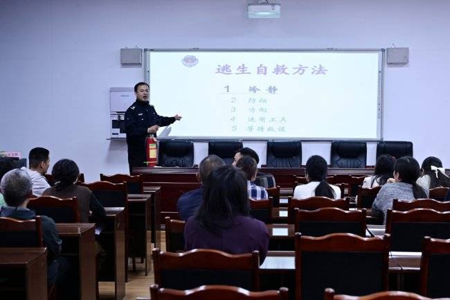 沐川县实验小学关工委开展消防应急疏散演练活动(图1) 沐川县实验小学关工委开展消防应急疏散演练活动(图1)
