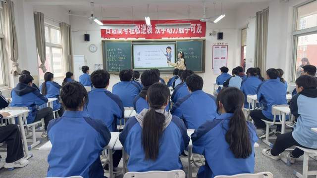  ���������Ļ��Σ�פ�������¸��С�רҵ+�Ļ���˫�첢�У���ѧ·������