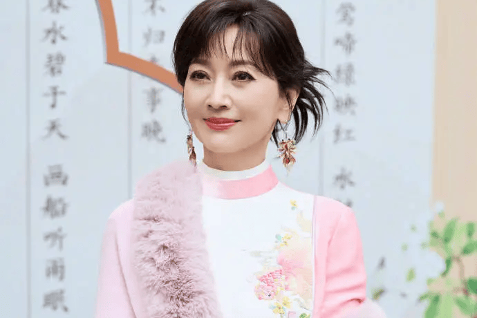 赵雅芝车站遇拥挤险摔倒 及时报平安安抚粉丝