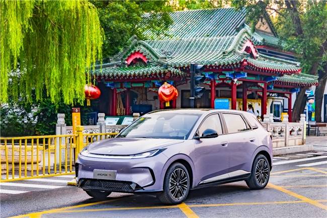 电动尾门升起角度，极狐T1把行李托上展台，出发自带聚光_搜狐汽车_搜狐网