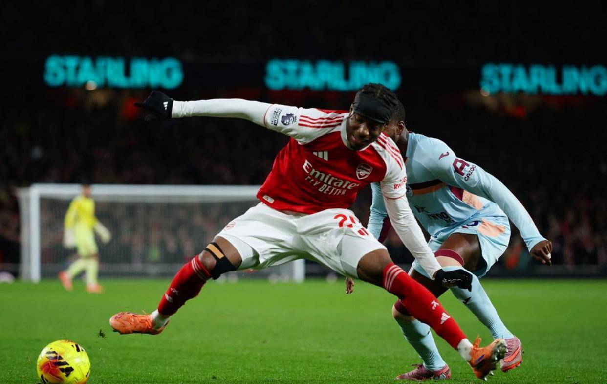 阿森纳本赛季成绩不佳令人失望，伤病和战术问题频频出现，球队亟需调整心态与策略走出低谷