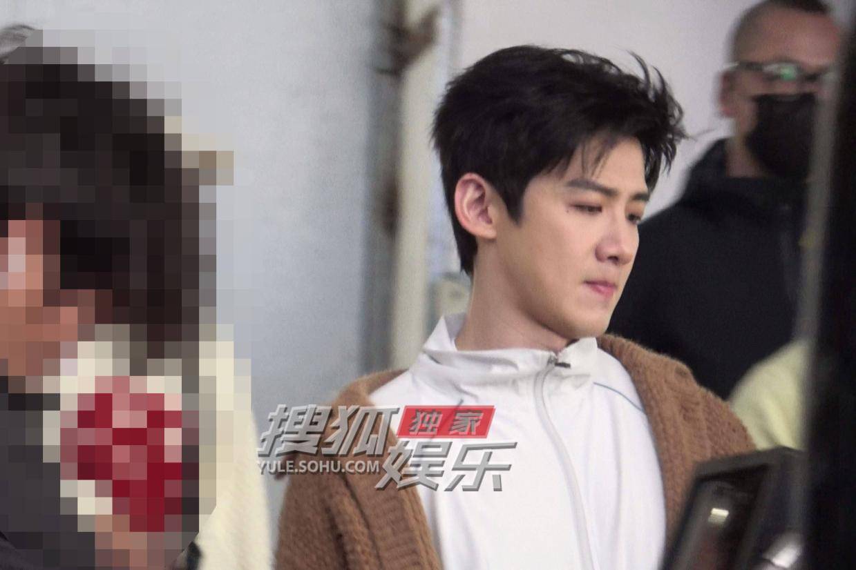 白敬亭影棚时尚大片，运动装混搭毛衣演绎慵懒青春