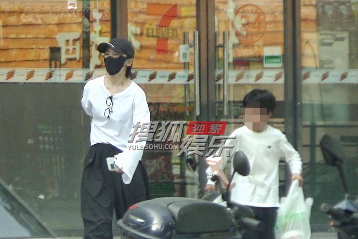 谢楠超市突发不适 儿子贴心举动暖人心