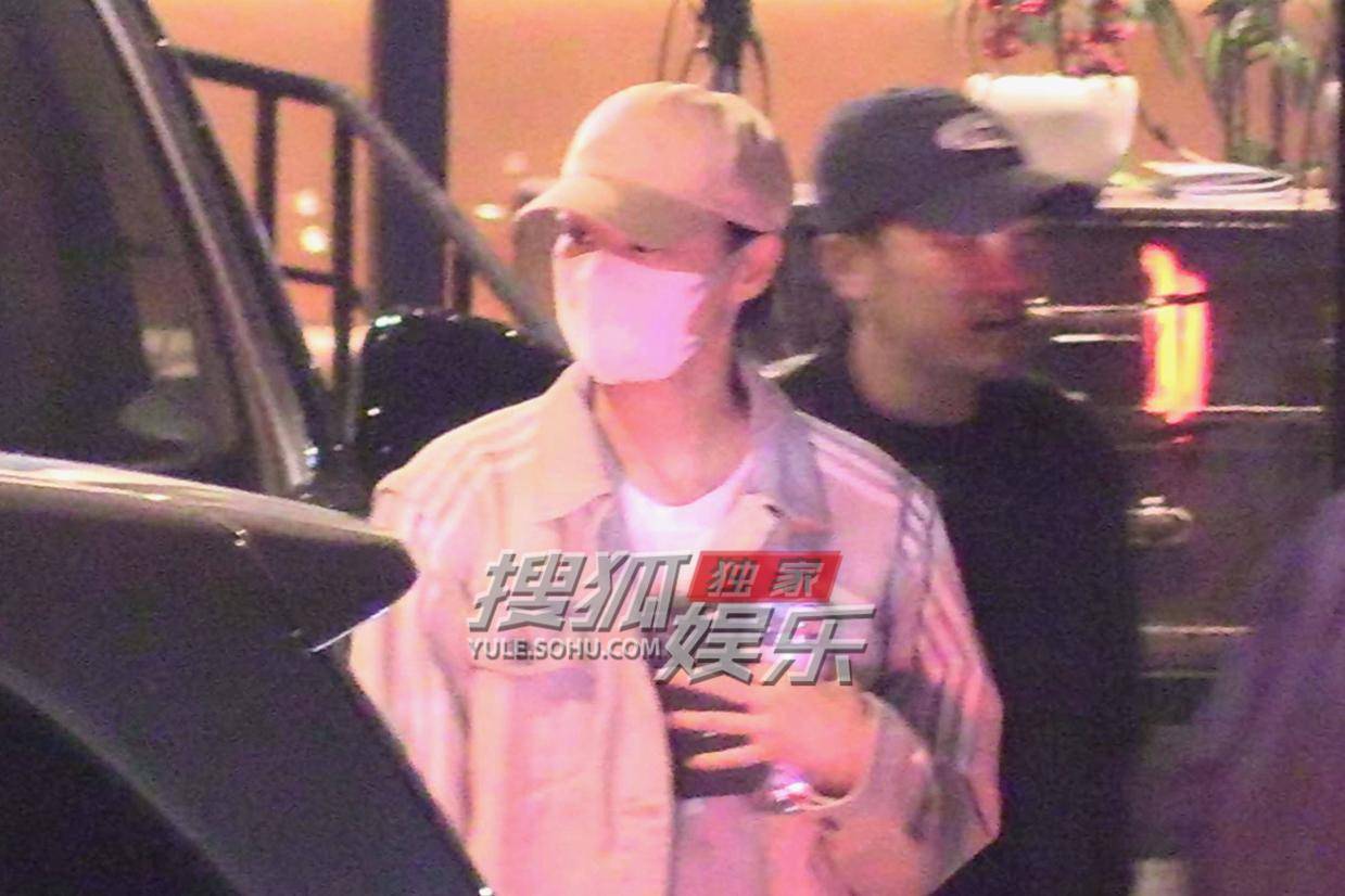 胡杏儿聚餐干练亮相，与友人道别显深情