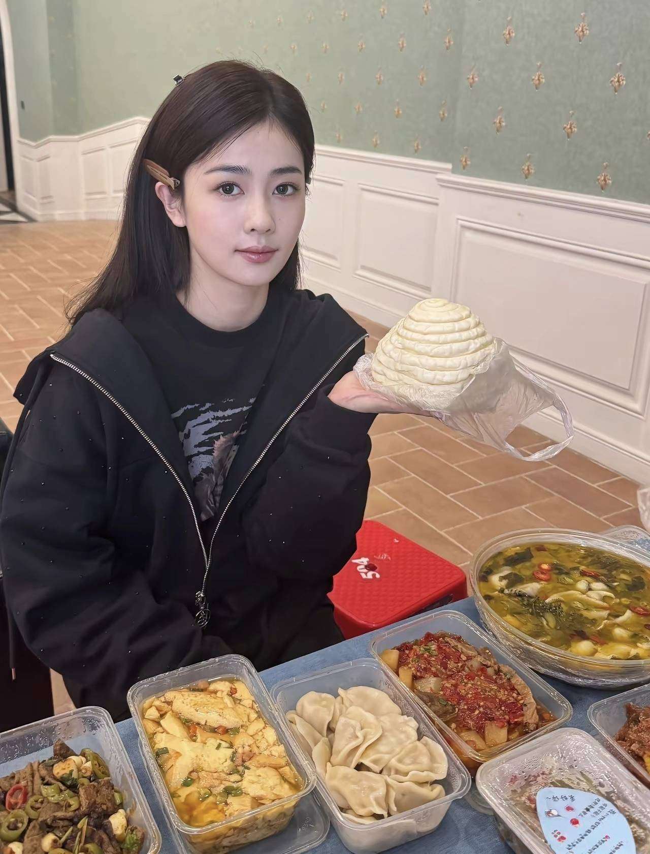 白鹿素颜给助理做饭普通家常菜藏着神仙友情谁看了不羡慕