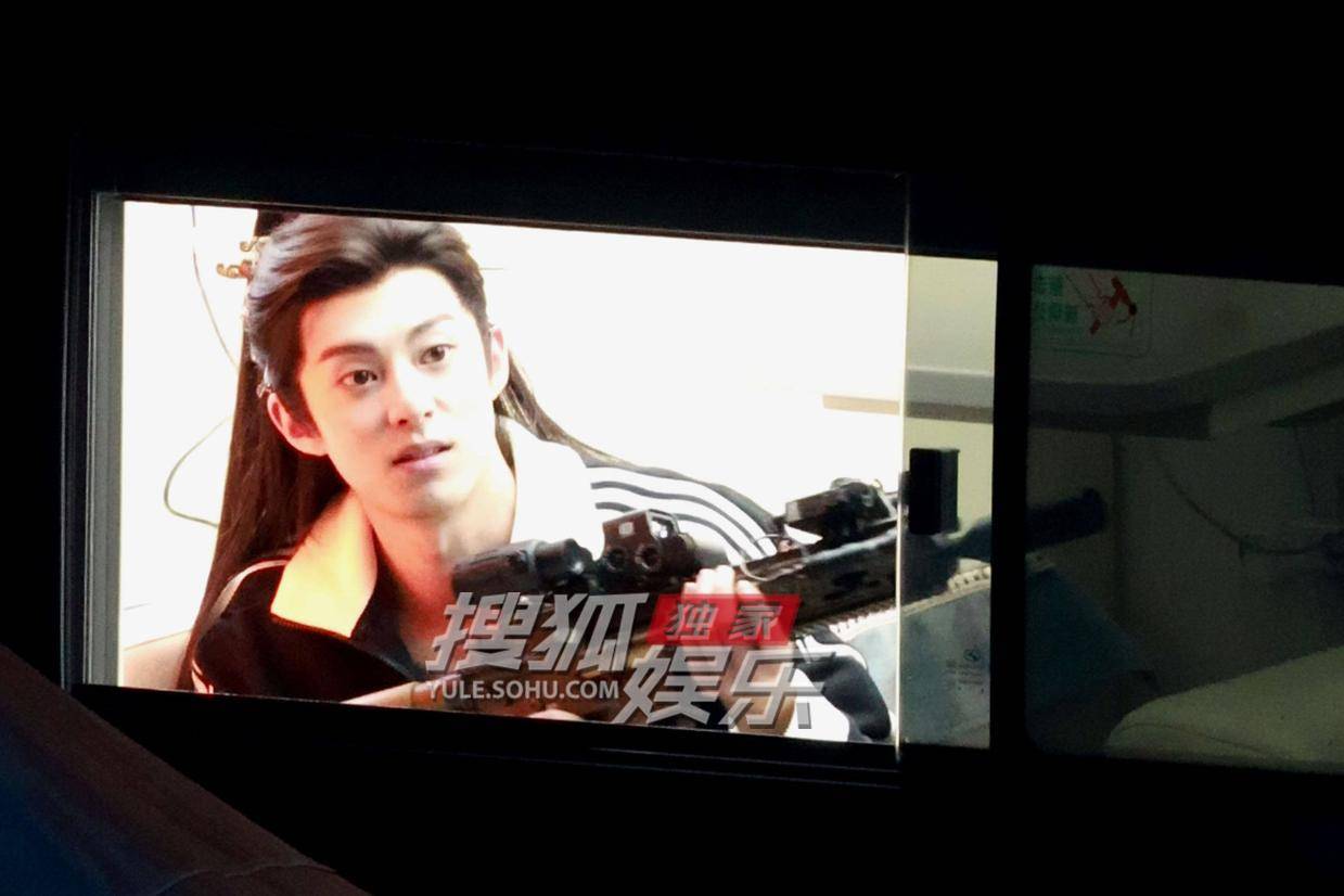 王鹤棣古装造型惊艳，片场玩玩具枪尽显孩子气