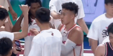 收官夜两大搞笑瞬间，球迷冲徐昕高喊X杜锋 深圳新外援误入敌营！