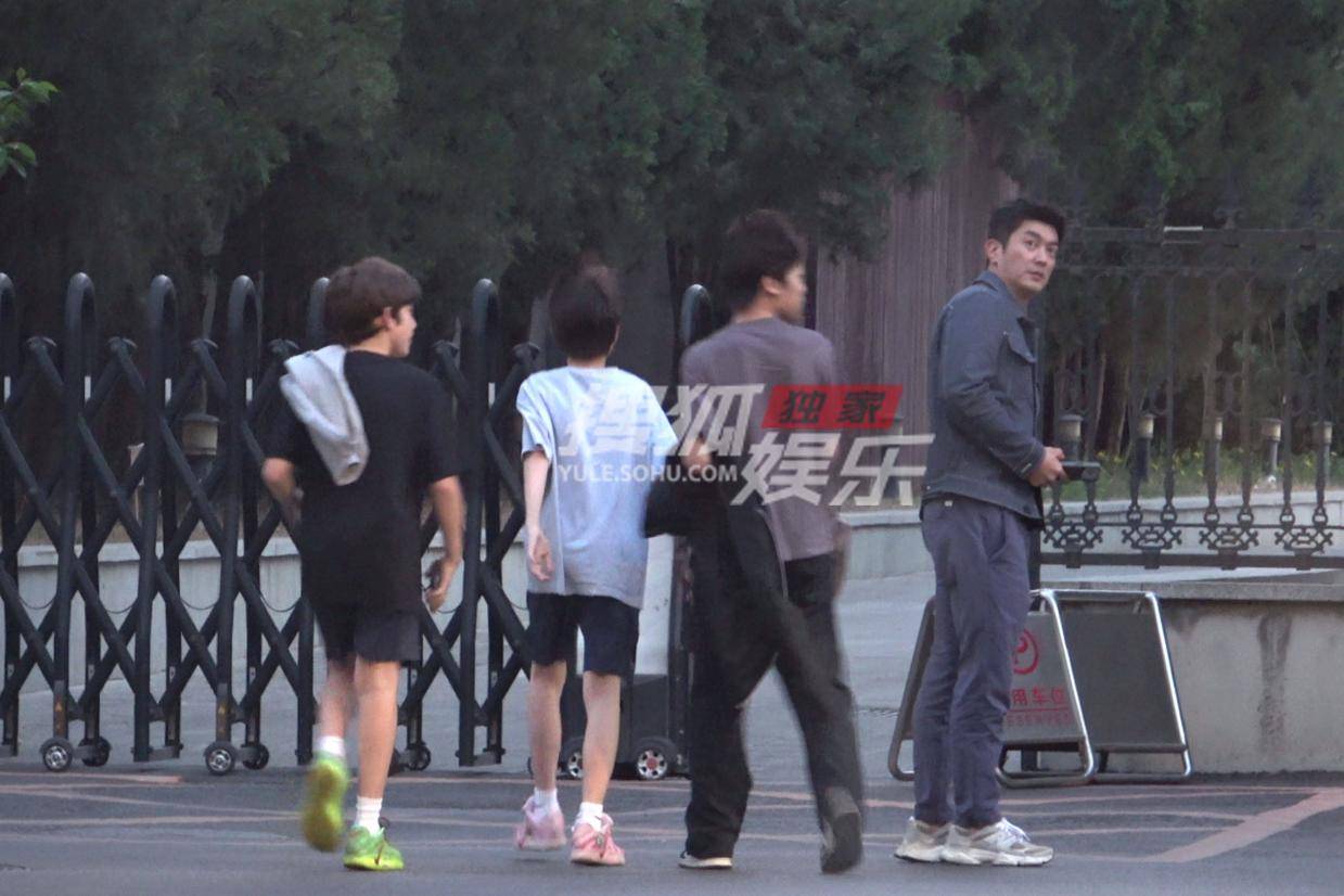 杜江嗯哼篮球场同框 星二代健硕身材引发热议
