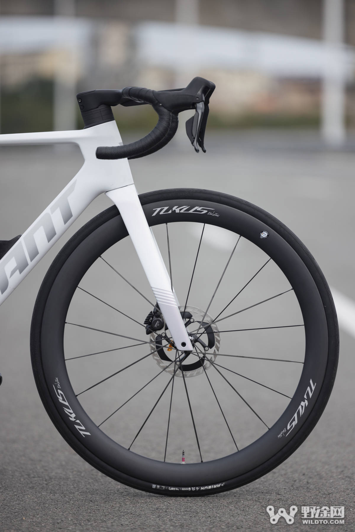 仅重1095g！ 钢碳辐条SCWS结构 TUKUS Evolution 50公路轮组实测_搜狐汽车_搜狐网