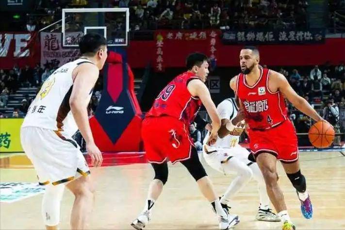 季后赛大冷门！广东男篮完败广州，徐杰带不动，杜锋可以下课了