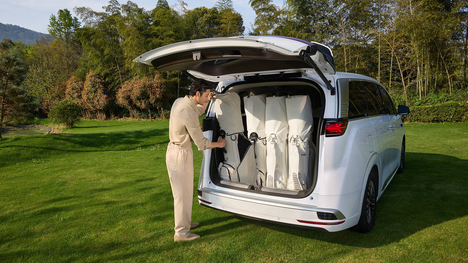 知名设计师万宝宝成首位车主！35.98万起续航800公里，这台国产MPV让埃尔法不香了！